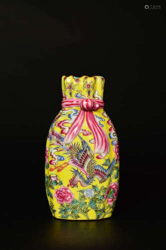 A Chinese Enamel Glazed Porcelain Vase