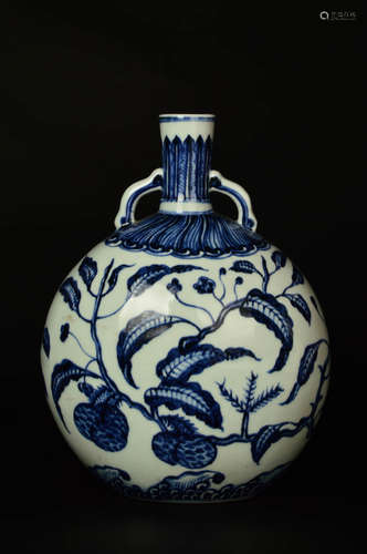 A Chinese Blue and White Floral Porcelain Vase