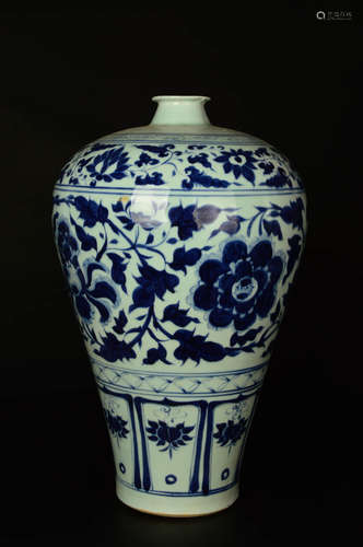 A Chinese Blue and White Floral Porcelain Vase