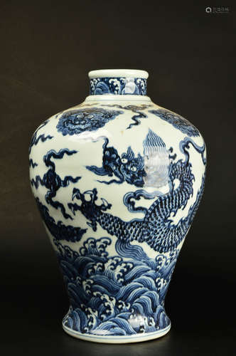 A Chinese Blue and White Dragon Pattern Porcelain Vase