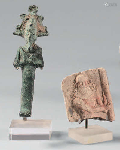 Lot consisting of a bronze Osiris and a fragmentar…