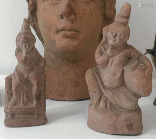 Lot composed of two statuettes representing the go…