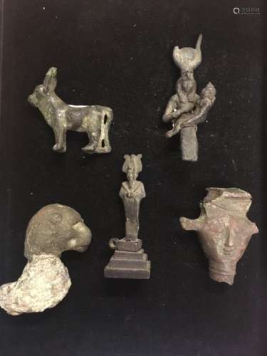 Lot composed of five bronzes representing Osiris m…