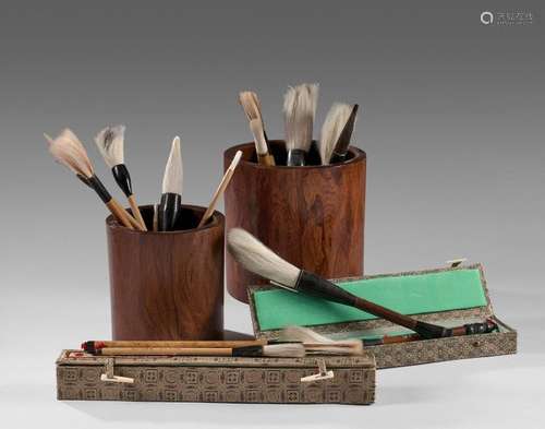 Set of brushes, varnished wooden handle