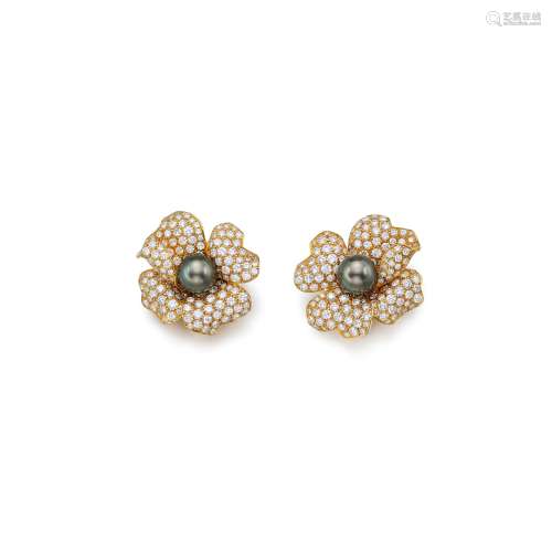 CARTIER | PAIR OF CULTURED PEARL AND DIAMOND EAR CLIPS   卡地亞 | 養殖珍珠 配 鑽石 耳環一對