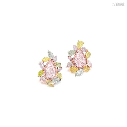 PAIR OF COLOURED DIAMOND EARRINGS    2.01及2.17卡拉 梨形 淡粉紅色鑽石 及 輕淡粉紅色鑽石 配 鑽石 耳環一對