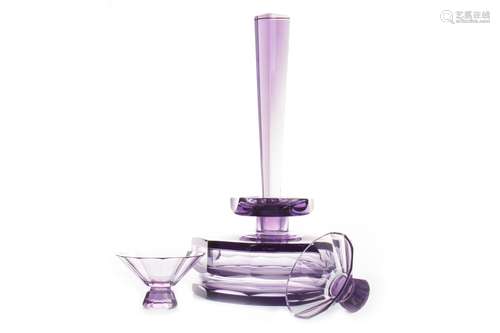 AN ART DECO AMETHYST GLASS DECANTER AND TWO GLASSES