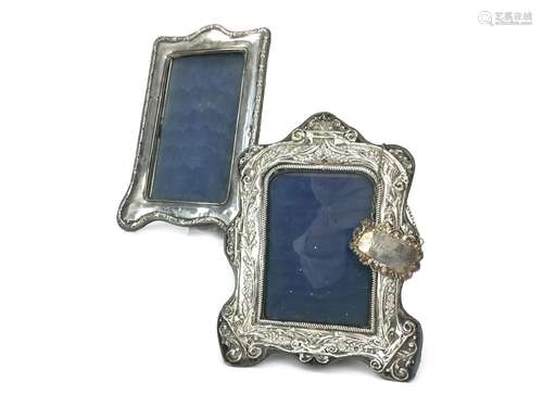 AN EDWARDIAN SILVER PHOTOGRAPH FRAME