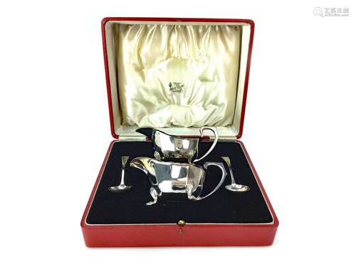 A CASED PAIR OF SILVER SAUCE BOATS AND SPOONS