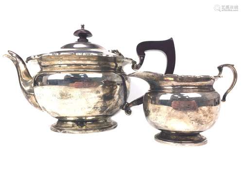 AN EARLY 20TH CENTURY SILVER TEAPOT AND CREAMER