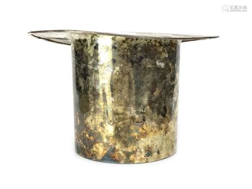 A SILVER PLATED ICE BUCKET IN THE FORM OF A TOP HAT