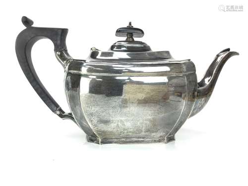 AN EARLY 20TH CENTURY SILVER TEA POT