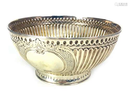 AN EARLY 20TH CENTURY SILVER BOWL