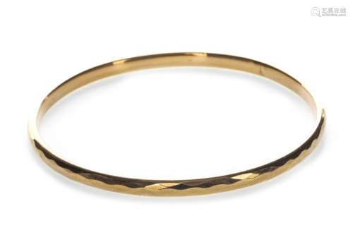 YELLOW METAL ARMLET, 80mm in diameter, marked 9ct, 30g