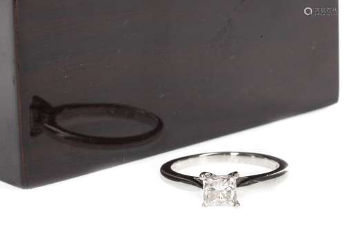 DIAMOND SOLITAIRE RING, the princess cut diamond of approximately 0.75 carats, in platinum, size