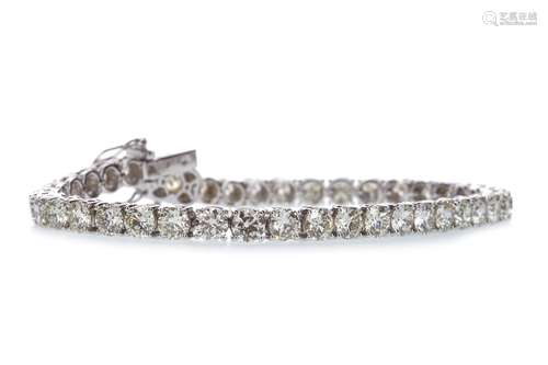 DIAMOND TENNIS BRACELET, set with round brilliant cut diamonds totalling approximately 13.46 carats,