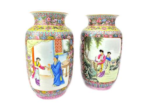 A PAIR OF EARLY 20TH CENTURY CHINESE PORCELAIN VASES
