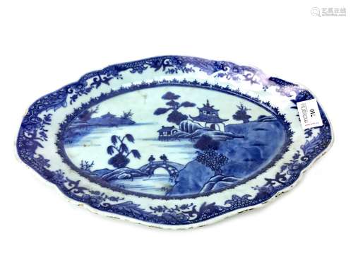 A LATE 19TH CENTURY CHINESE BLUE AND WHITE OVAL DISH