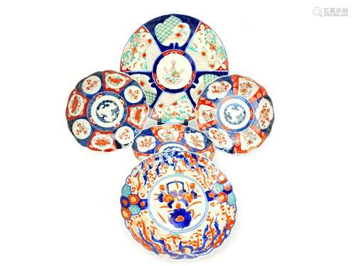 A 20TH CENTURY JAPANESE IMARI CIRCULAR PLAQUE AND FOUR PLATES