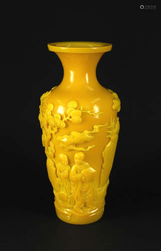 清中期鸡油黄料器浮雕罗汉诵经图瓶