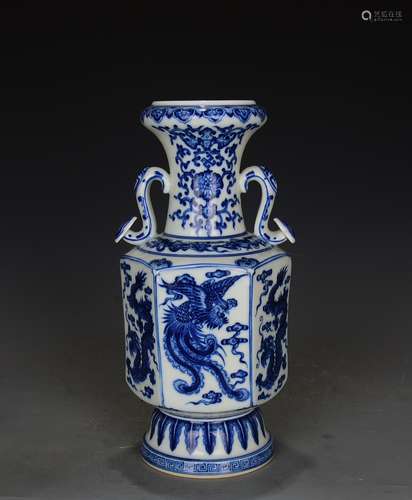 A Chinese Blue and White Dragon&phoenix Pattern Porcelain Vase