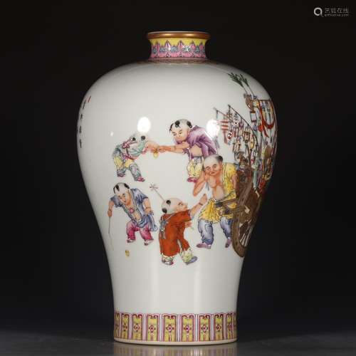 A Chinese Famille Rose Figure Painted Porcelain Vase