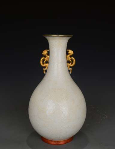 A Chinese White Dragon Ears Porcelain Vase
