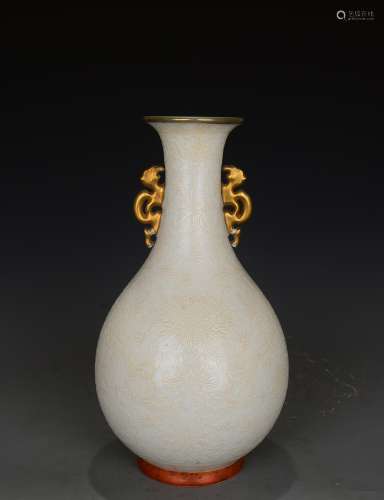 A Chinese White Dragon Ears Porcelain Vase