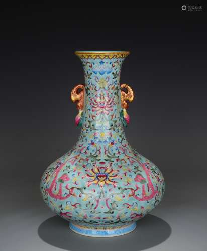 A Chinese Green Famille Rose Dragon Pattern Porcelain Vase
