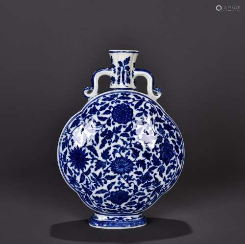 A Chinese Blue and White Floral Porcelain Oblate Vase