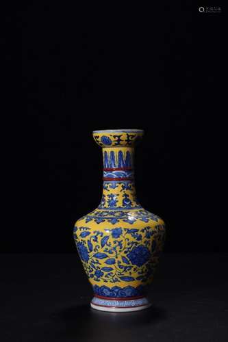 A Chinese Blue and White Floral Porcelain Vase