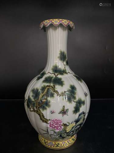 A Chinese Famille Rose Flower&Bird Pattern Porcelain Vase