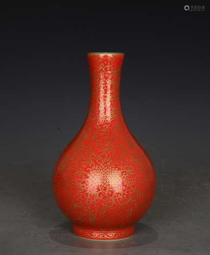 A Chinese coral Gild Floral Porcelain Vase