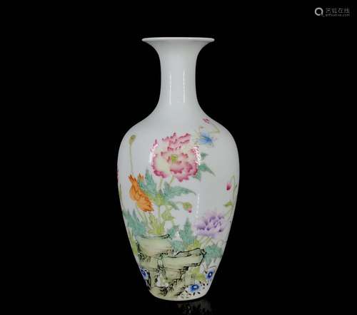 A Chinese Famille Rose Flower&butterfly Painted Porcelain Vase