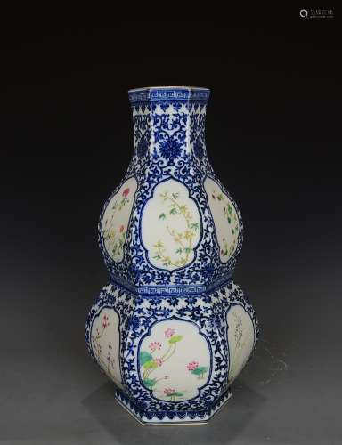 A Chinese Blue and White Flower&Bird Pattern Porcelain Gourd-shaped Vase