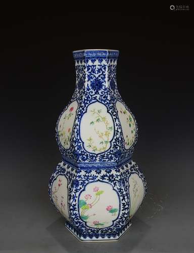 A Chinese Blue and White Flower&Bird Pattern Porcelain Gourd-shaped Vase