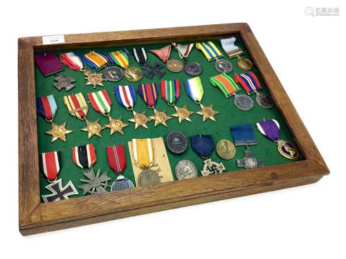 A FRAMED GROUP OF BRITISH AND GERMAN WWI AND WWII MEDALS