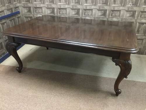 A VICTORIAN MAHOGANY TELESCOPIC EXTENDING DINING TABLE