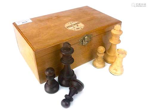 A MODERN FRENCH 'STAUNTON' TYPE CHESS SET