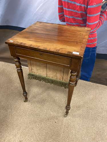 AN EARLY VICTORIAN MAHOGANY CROSSBANDED OBLONG NEEDLEWORK TABLE