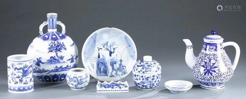 8 Chinese blue and white porcelain pieces.