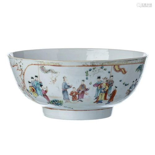 Mandarin punch bowl in Chinese porcelain, Qianlong.