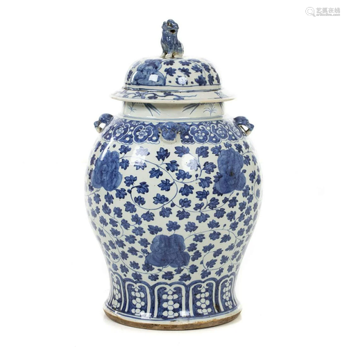 Large pot with lid in Chinese porcelain