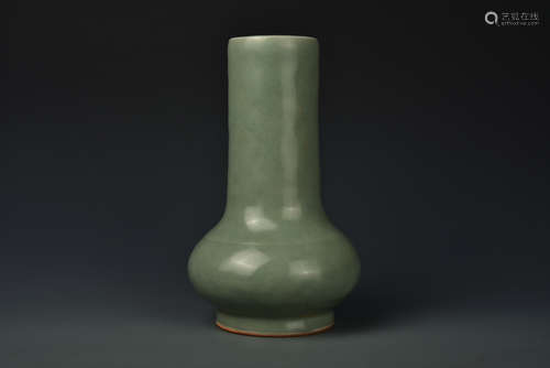 A LONGQUAN VASE MING DYNASTY