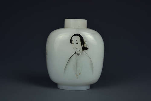 A GLASS SNUFF BOTTLE QING DYNASTY