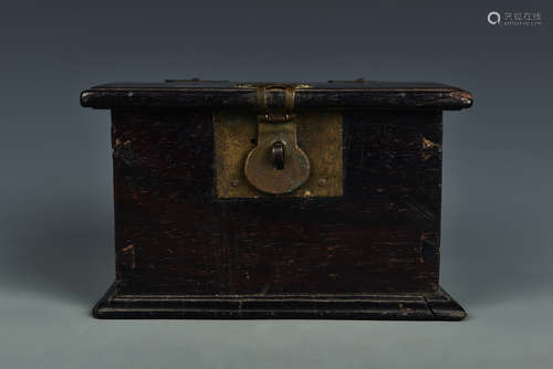 A ROSEWOOD CARBINET QING DYNASTY