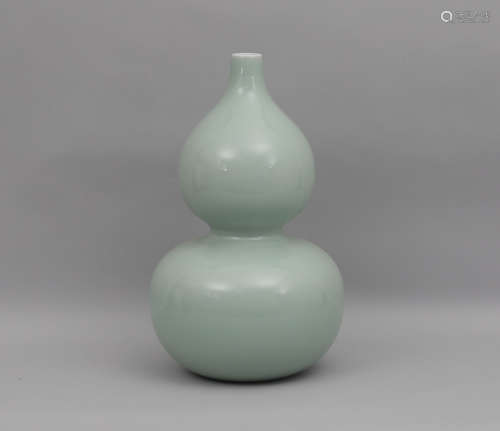 A CELADON GLAZED DOUBLE GOURD SHAPED VASE QIANLONG PERIOD