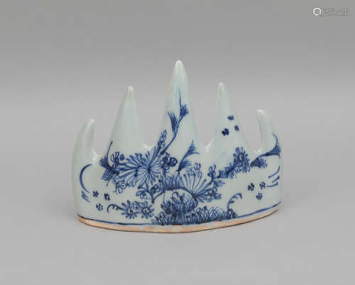 A BLUE AND WHITE BRUSH REST MING DYNASTY