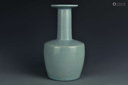 A GUAN MALLET VASE