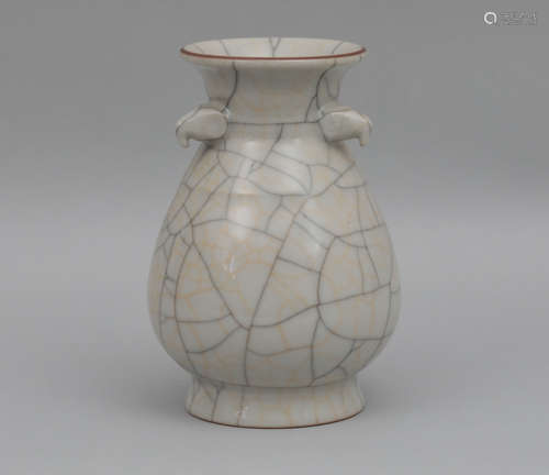 A GE VASE MING DYNASTY